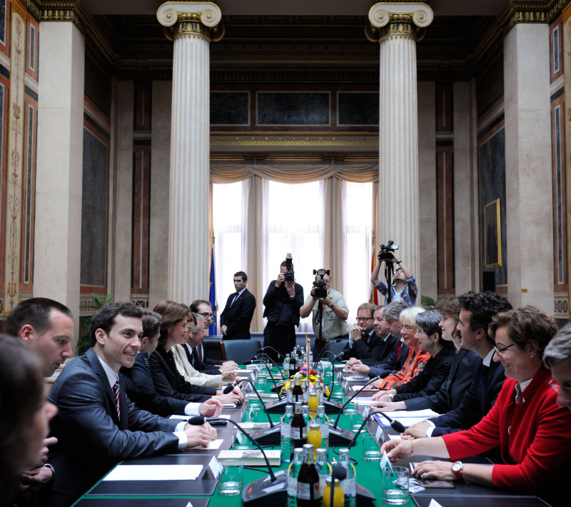 Aussprache. Linke Seite Sloweniche Delegation mit Premierministerin Alenka Bratusek (5.v.li.). Rechte Seite die Österreichische Deleagtion v.li.: Pressesrecher Gerhard Marschall, Parlamentsbediensteter, Parlamentsdirektor Harald Dossi, Nationalratsabgeordnete Heidrun Silvahy (S) , Nationalratspräsidentin Barbara Prammer (S), Dolmetscherin, Nationalratsabgeordneter Gernot Darmann (F) und Dienstleiterin des Internationalen Dienstes Brigitte Brenner.