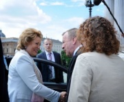 Die Vorsitzende des Föderationsrates der Föderalen Versammlung der Russischen Föderation Walentina Matwijenko wird durch Parlamentsbedienstete begrüßt
