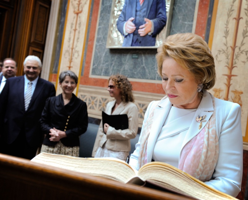 Die Vorsitzende des Föderationsrates der Föderalen Versammlung der Russischen Föderation Walentina Matwijenko beim Eintrag in das Gästebuch