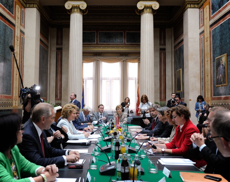 Aussprache. Linke Bildhälfte: Russische Delegation mit der Vorsitzenden des Föderationsrates der Föderalen Versammlung der Russischen Föderation Walentina Matwijenko (3.v.li.). Rechte Bildhälfte: Österreichische Delegation mit Nationalratspräsidentin Barbara Prammer (5. v.re., S)