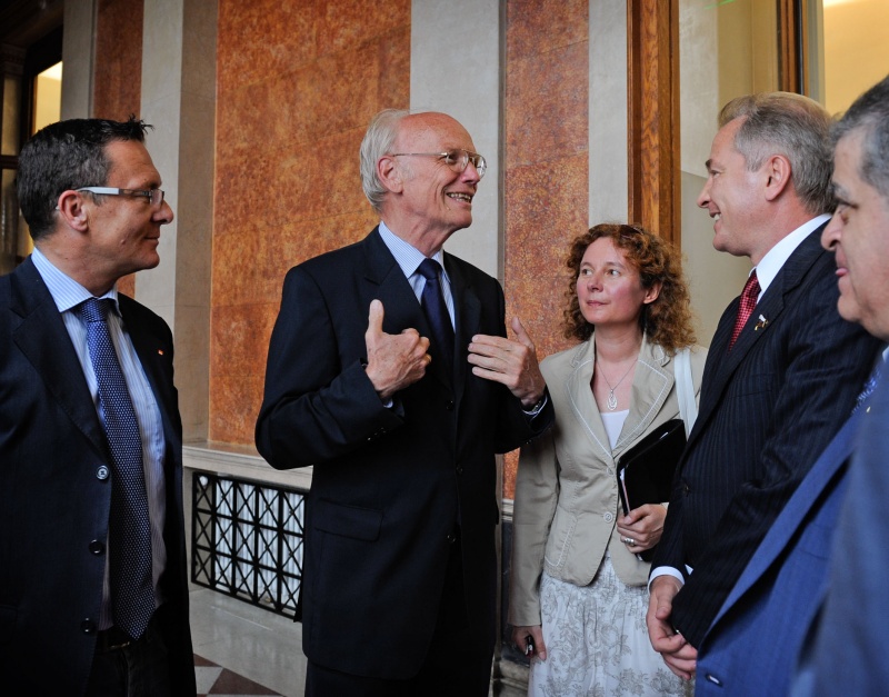Nationalratsabgeordneter Günther Stummvoll (V) im Gespräch mit dem Mitglied der russischen Delegation Walerij Ponomarew