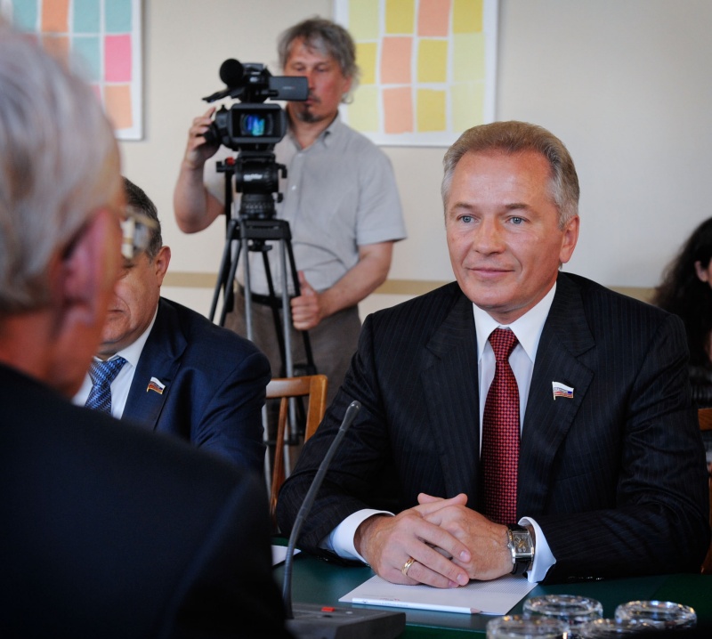 Nationalratsabgeordneter Günther Stummvoll (V) im Gespräch mit dem Mitglied der Russischen Delegation Walerij Ponomarew