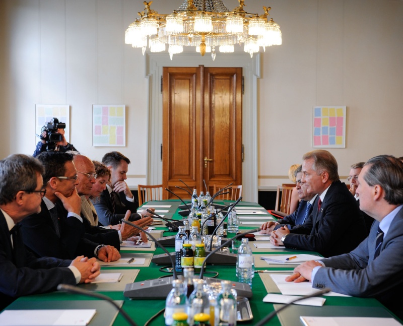 Aussprache. Linke Bildhälfte: Österreichische Delegation mit Bundesratsmitglied Josef Saller (V), Nationalratsabgeordneten Gerhard Huber (B), Nationalratsabgeordneten Günther Stummvoll (V) und zwei Parlamentsbedienstete. Rechte Bildhälfte: Russische Delegation mit Walerij Ponomarew (2.v.re.)