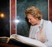 Die Vorsitzende des Föderationsrates der Föderalen Versammlung der Russischen Föderation Walentina Matwijenko beim Eintrag in das Gästebuch