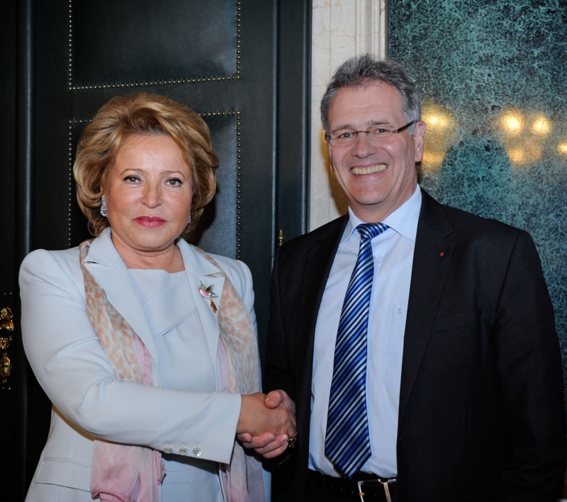 Die Vorsitzende des Föderationsrates der Föderalen Versammlung der Russischen Föderation Walentina Matwijenko und Bundesratspräsident Edgar Mayer (V)