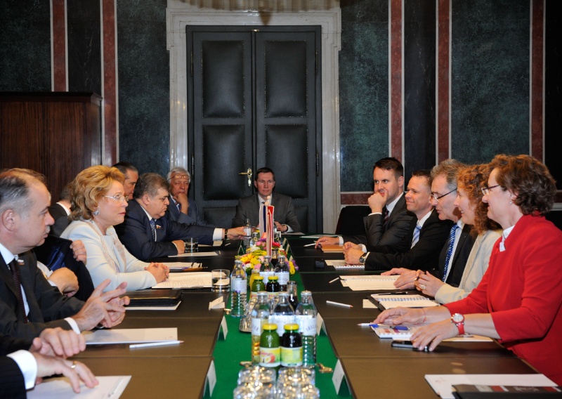 Aussprache. Linke Bildhälfte: Russische Delegation mit der Vorsitzenden des Föderationsrates der Föderalen Versammlung der Russischen Föderation Walentina Matwijenko (2.v.li.). Rechte Bildhälfte: Österreichische Delegation mit Bundesratspräsident Edgar Mayer (3.v.re., V)