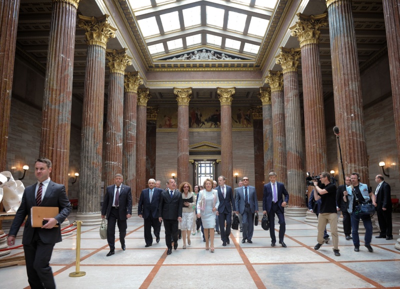 Die Vorsitzende des Föderationsrates der Föderalen Versammlung der Russischen Föderation Walentina Matwijenko (4.v.re.) in der Säulenhalle
