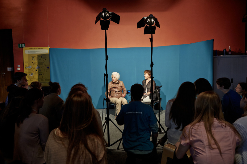 v.li.: Zeitzeugin Freda Meissner-Blau und Expertin Ulrike Felber im Gespräch mit SchülerInnen