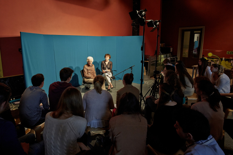 v.li.: Zeitzeugin Freda Meissner-Blau und Expertin Ulrike Felber im Gespräch mit SchülerInnen