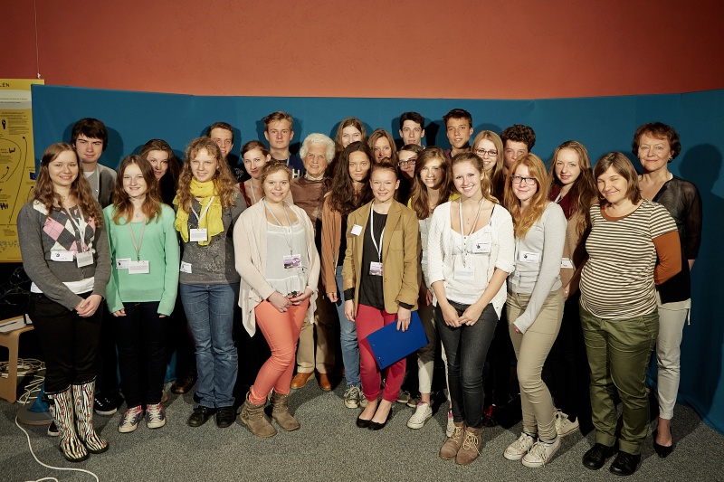 Gruppenaufnahme mit den teilnehmenden SchülerInnen, Zeitzeugin Freda Meissner-Blau (Mitte) und Expertin Ulrike Felber (re)