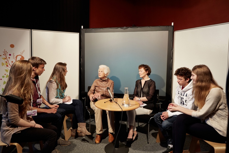 Zeitzeugin Freda Meissner-Blau (Mitte li.) und Expertin Ulrike Felber (Mitte re.) im Gespräch mit SchülerInnen