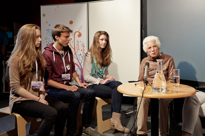 v.li.: SchülerInnen im Gespräch mit Zeitzeugin Freda Meissner-Blau