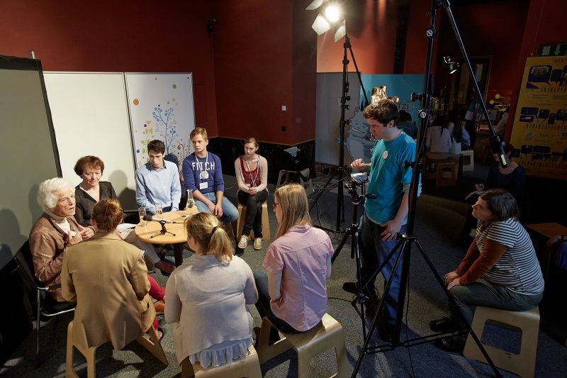 v.li.: Zeitzeugin Freda Meissner-Blau und Expertin Ulrike Felber im Gespräch mit SchülerInnen