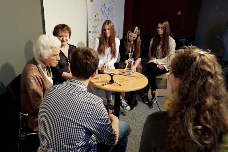 v.li.: Zeitzeugin Freda Meissner-Blau und Expertin Ulrike Felber im Gespräch mit SchülerInnen