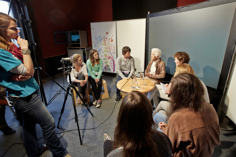 v.li.: SchülerInnen,  Zeitzeugin Freda Meissner-Blau und Expertin Ulrike Felber im Gespräch