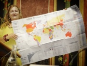 Vorsitzende der AWEPA Sektion Österreich und Nationalratsabgeordnete Petra Bayr (S) mit der Landkarte Women in Politics: 2012