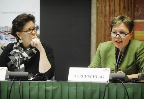 Am Podium v.li.: die Nationalratsabgeordneten Christine Marek (V) und Claudia Durchschlag (V)