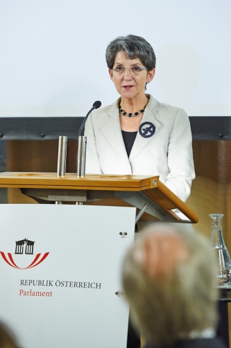 Nationalratspräsidentin Barbara Prammer (S) bei der Begrüßung am Rednerpult