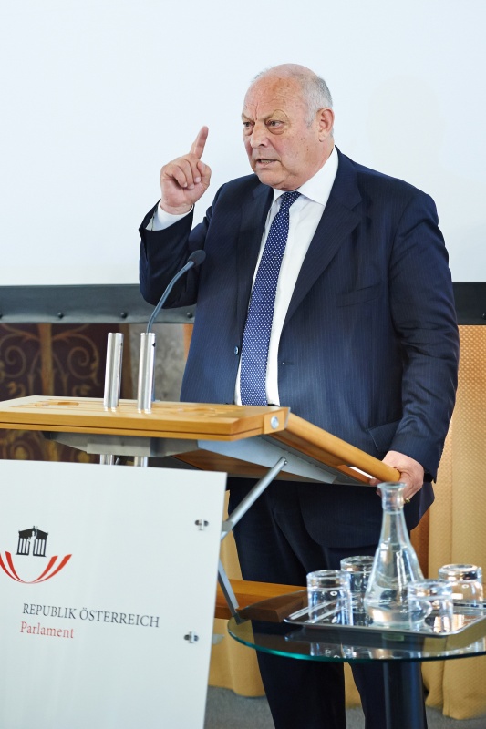 Landeshauptmann von Südtirol Luis Durnwalder am Rednerpult