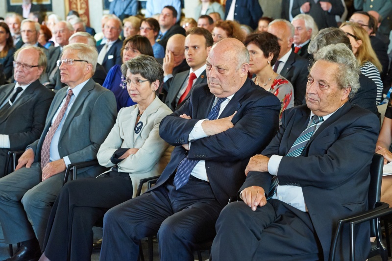 Blick Richtung VeranstaltungsteilnehmerInnen. Erste Reihe v.li.: Bundesminister a.D.  Peter Jankowitsch, Bundesminister a.D. Franz Hums, Nationalratspräsidentin Barbara Prammer (S), Landeshauptmann von Südtirol Luis Durnwalder und Landeshauptmann von Tirol a.D. Wendelin Weingartner