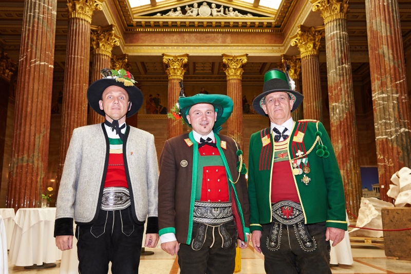 Tiroler Schützenvertreter. v.li.: Zillertal Major Thomas Putz, Südtirol Major Elmar Thaler und Nordtirol Major Fritz Tiefenthaler