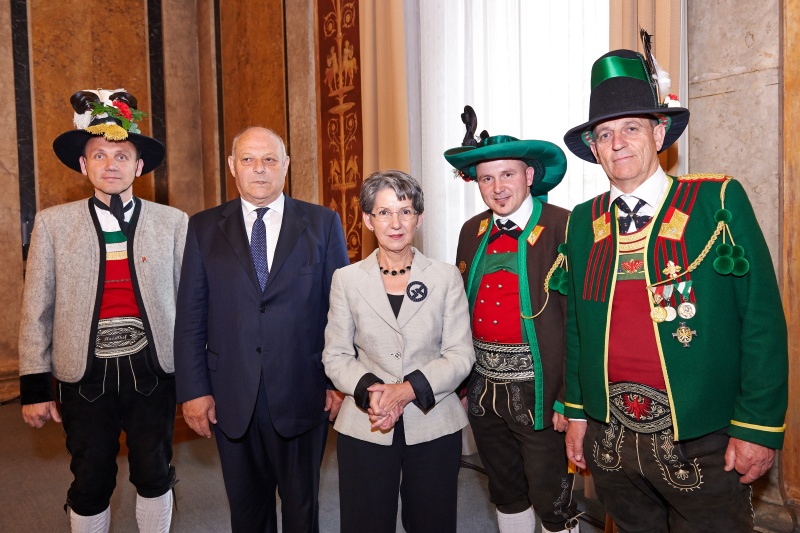 v.li.: Zillertaler Schützen Major Thomas Putz, Landeshauptmann von Südtirol Luis Durnwalder, Nationalratspräsidentin Barbara Prammer (S), Südtiroler Schützen Major Elmar Thaler und Nordtiroler Schützen Major Fritz Tiefenthaler