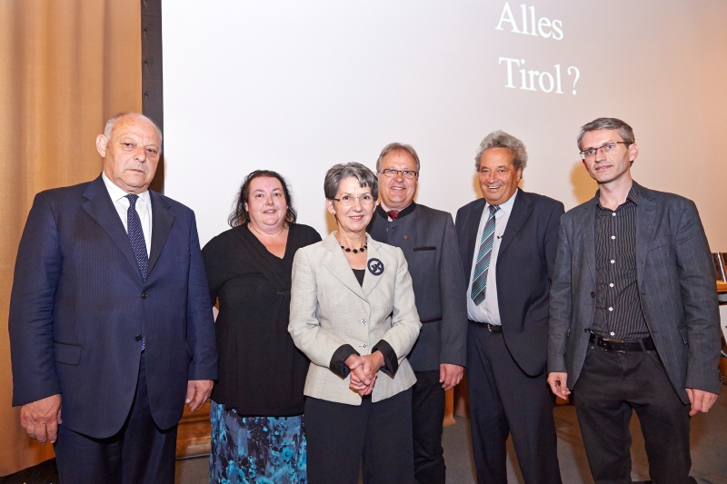 v.li.: Landeshauptmann von Südtirol Luis Durnwalder, Filmproduzentin und Regisseurin Anita Lackenberger, Nationalratspräsidentin Barbara Prammer (S), Nationalratsabgeordneter Hermann Gahr (V), Landeshauptmann von Tirol a.D. Wendelin Weingartner und der Filmproduzent und Regisseur Gerhard Mader