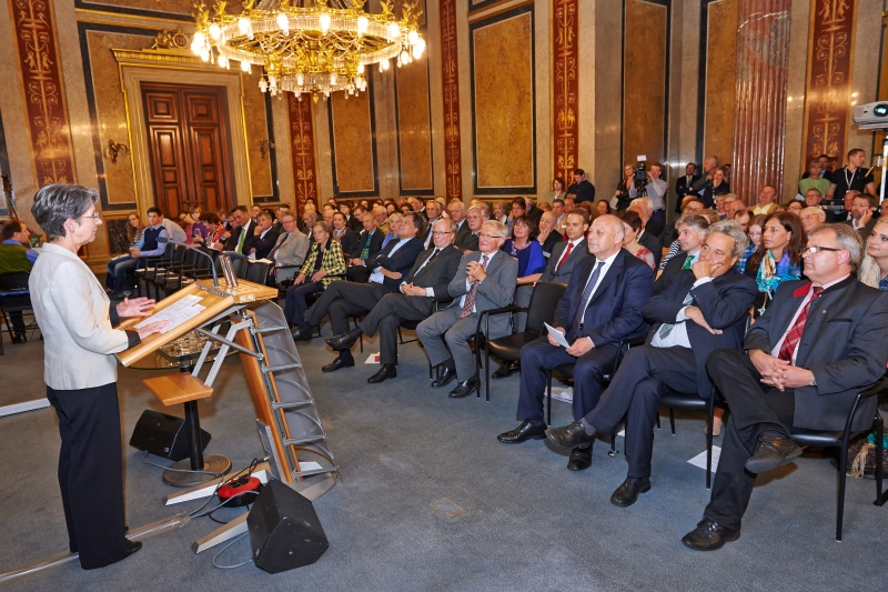 Blick in Richtung VeranstaltungsteilnehmerInnen mit Nationalratspräsidentin Barbara Prammer (S) am Rednerpult