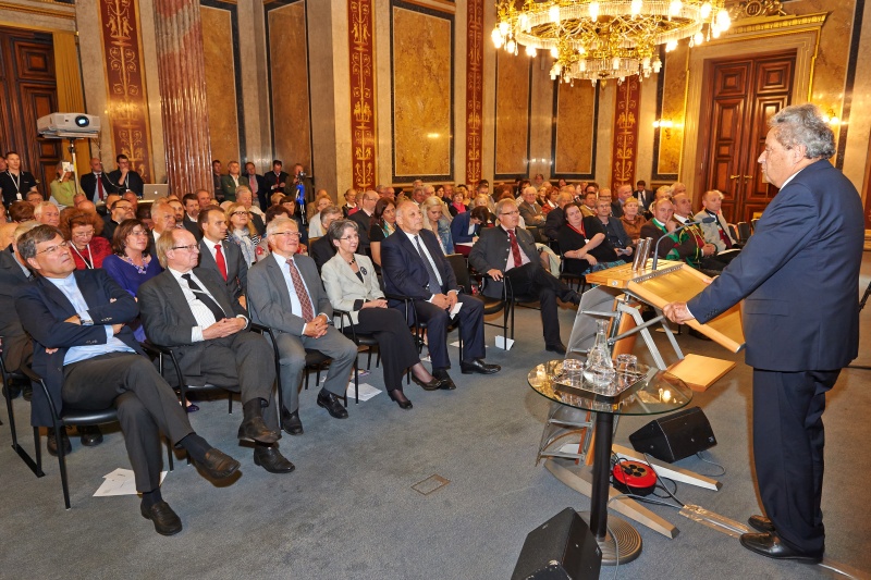 Blick in Richtung VeranstaltungsteilnehmerInnen mit Landeshauptmann von Tirol a.D. Wendelin Weingartner am Rednerpult