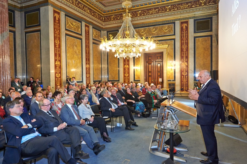 Blick in Richtung VeranstaltungsteilnehmerInnen mit dem Landeshauptmann von Südtirol Luis Durnwalder am Rednerpult