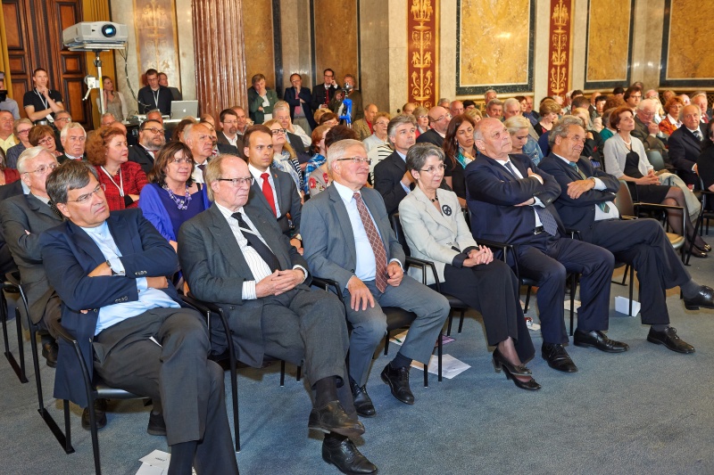 Blick Richtung VeranstaltungsteilnehmerInnen. v.li.: Bundesratspräsident a.D. Herwig Hösele, Bundesminister a.D. Peter Jankowitsch, Bundesminister a.D. Franz Hums, Nationalratspräsidentin Barbara Prammer (S), Landeshauptmann von Südtirol Luis Durnwalder und der Landeshauptmann von Tirol a.D. Wendelin Weingartner