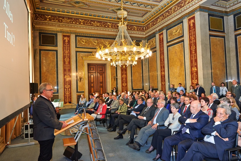 Blick in Richtung VeranstaltungsteilnehmerInnen mit dem Nationalratsabgeordneten Hermann Gahr (V) am Rednerpult