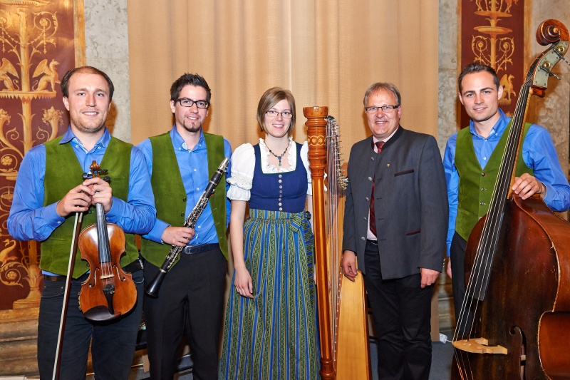 Klangvereinigung - Gruppe 'Klangviertel' mit Nationalratsabgeordneten Hermann Gahr (2.v.r., V)