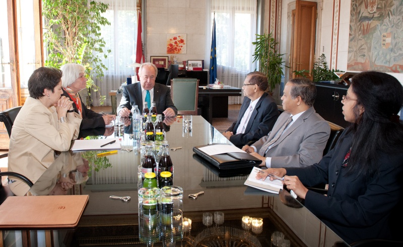 Aussprache. Linke Bildhälfte: Österreichische Delegation mit dem Zweiten Nationalratspräsidenten Fritz Neugebauer (3.v.li., V). Rechte Bildhälfte: Delegation aus Sri Lanka mit dem Außenminister der Demokratischen Sozialistischen Republik Sri Lanka Gamini Lakshman Peiris (3.v.re.)