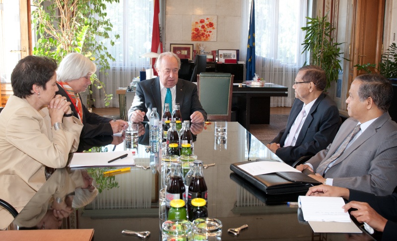 Aussprache. Linke Bildhälfte: Österreichische Delegation mit dem Zweiten Nationalratspräsidenten Fritz Neugebauer (3.v.li., V). Rechte Bildhälfte: Delegation aus Sri Lanka mit dem Außenminister der Demokratischen Sozialistischen Republik Sri Lanka Gamini Lakshman Peiris (2.v.re.)