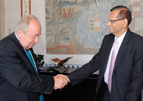 v.li.: Zweiter Nationalratspräsident Fritz Neugebauer (V) begrüßt den Außenminister der Demokratischen Sozialistischen Republik Sri Lanka Gamini Lakshman Peiris
