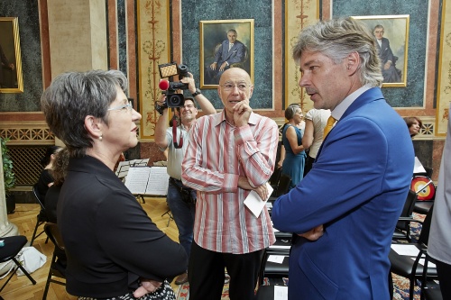 v.li.: Nationalratspräsidentin Barbara Prammer im Gespräch mit Willi Resetarits und Parlamentsdirektor Harald Dossi