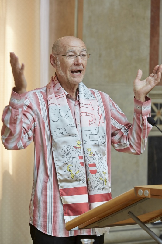 Willi Resetarits am Rednerpult