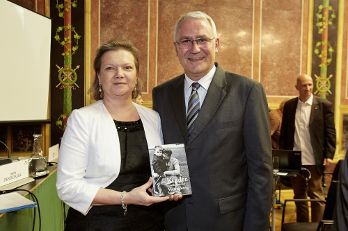 Nationalratsabgeordnete Anneliese Kitzmüller (F) und der Dritte Nationalratspräsident Martin Graf (F) präsentieren das Buch 'Kinder während der Vertreibung'
