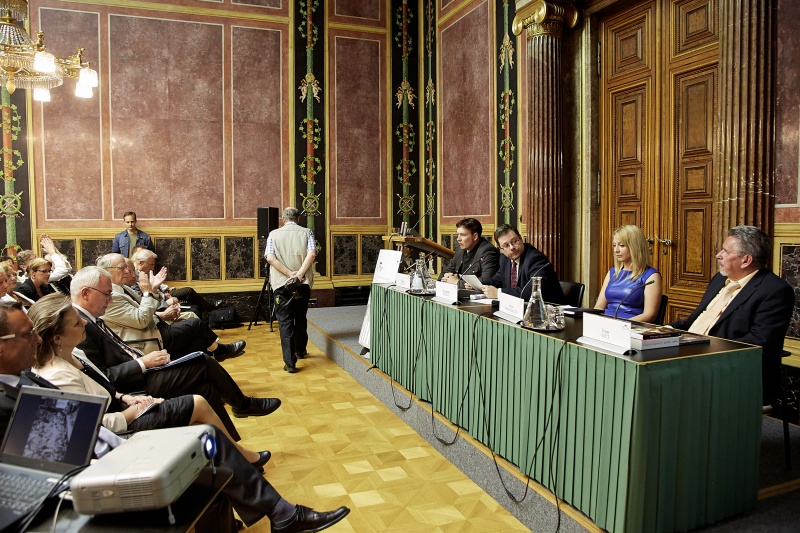 Podium v.li.: Historiker Florian Rulitz, Alexander Höferl, Ania Pendzialek und Zeitzeuge Ivan Ott