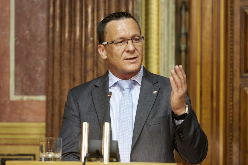 Nationalratsabgeordneter Gerhard Huber (B) am Rednerpult