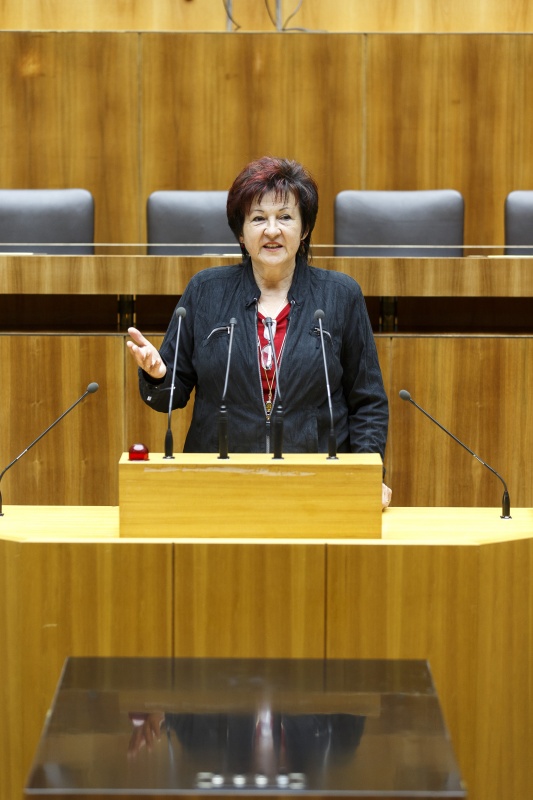 Nationalratsabgeordnete Irene Szep (S) am Rednerpult
