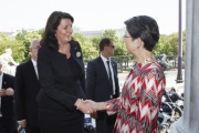 v.li.: Präsidentin der Republik Kosovo Atifete Jahjaga wird durch Nationalratspräsidentin Barbara Prammer begrüßt