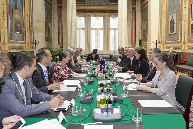 Aussprache. Linke Seite Österreichische Delegation mit Nationalratspräsidentin Barbara Prammer (4.v.li.). Rechte Seite Delegation aus dem Kosovo mit  Präsidentin der Republik Kosovo Atifete Jahjaga ( 4.v.li.)