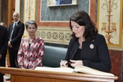 v.li.: Nationalratspräsidentin Barbara Prammer und Präsidentin der Republik Kosovo Atifete Jahjaga beim Eintrag in das Gästebuch