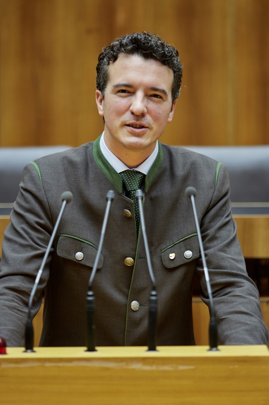 Nationalratsabgeordneter Gernot Darmann (F) am Rednerpult