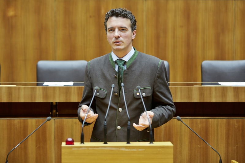 Nationalratsabgeordneter Gernot Darmann (F) am Rednerpult