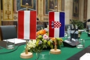 Österreichische und Kroatische Fahne