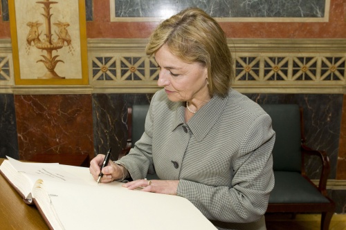 Die kroatische Außenministerin Vesna Pusic beim Eintrag in das Gästebuch