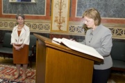 v.li.: Nationalratspräsidentin Barbara Prammer (S) und die kroatische Außenministerin Vesna Pusic beim Eintrag in das Gästebuch